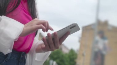 Akıllı telefondan kadın kaydırma uygulaması, taksi siparişi ya da internetten alışveriş, kapat