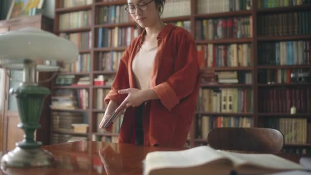 Jovem Mulher Asiática Estudante Entrando Biblioteca Com Laptop Para Estudar — Vídeo de Stock