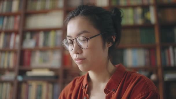 Bibliotecária Feminina Concentrada Trabalhando Com Registros Livros Mantendo Catálogo — Vídeo de Stock