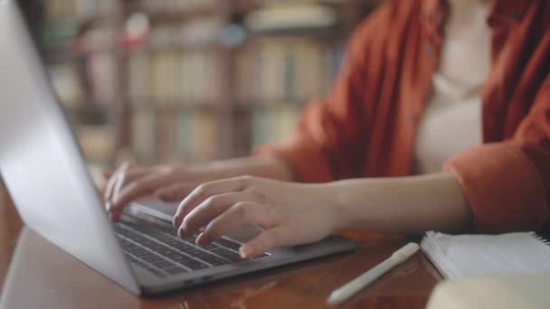 Vrouw Typt Laptop Freelancer Werkt Stadsbibliotheek Handen Dicht — Stockvideo