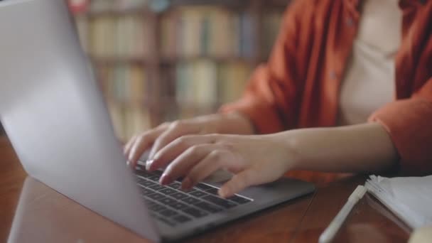 Mujer Asiática Escribiendo Ordenador Portátil Investigación Información Los Archivos Biblioteca — Vídeos de Stock