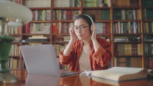 Jovem Mulher Asiática Colocando Fones Ouvido Fazendo Chamada Vídeo Laptop — Vídeo de Stock
