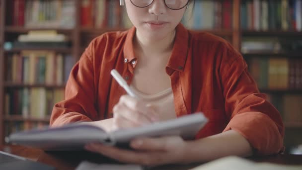 Staranne Azjatycki Student Biorąc Lekcje Online Notatki Siedzi Bibliotece — Wideo stockowe