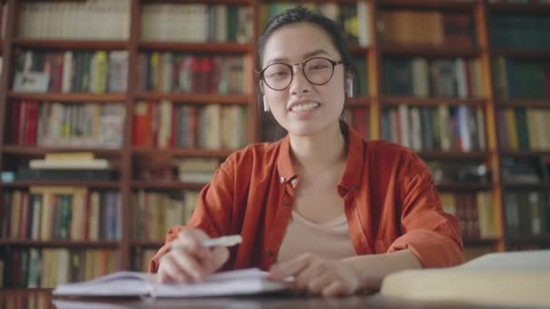 Joven Asiática Mujer Siendo Entrevistado Para Puesto Trabajo Línea Hablando — Vídeos de Stock