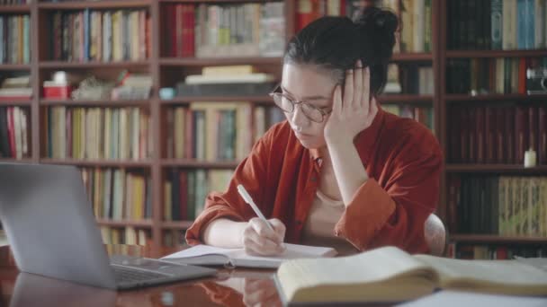 Sleepy Cansado Asiático Estudiante Haciendo Notas Curso Línea Educación Distancia — Vídeo de stock