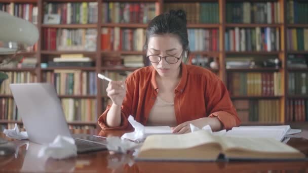 Ideges Ázsiai Diák Ötletelés Ötletek Gyűrő Papír Akadémiai Nyomás — Stock videók