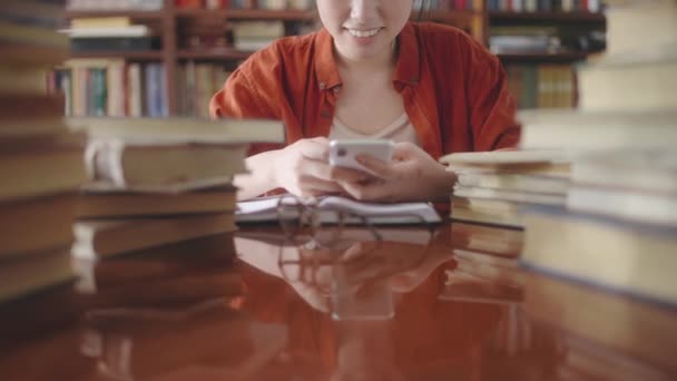 Mujer Sonriente Charlando Teléfono Inteligente Biblioteca Tomando Descanso Estudiar — Vídeos de Stock