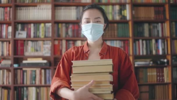 Positivo Asiático Estudante Máscara Segurando Pilha Livros Educação Durante Pandemia — Vídeo de Stock