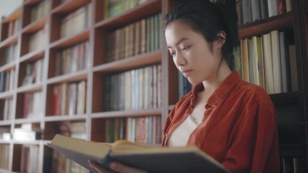 Atractiva Mujer Asiática Bibliotecaria Hojeando Páginas Libro Grande Biblioteca — Vídeos de Stock