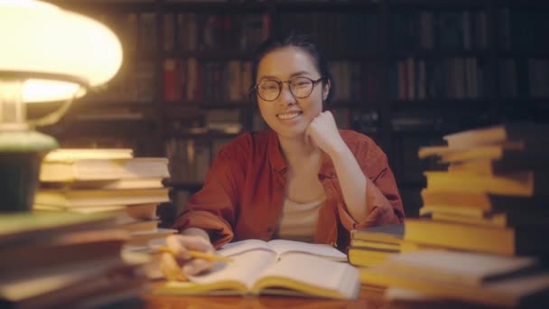 Portrait Smiling Asian Female Student Studying City Library Late Night — Stock Video