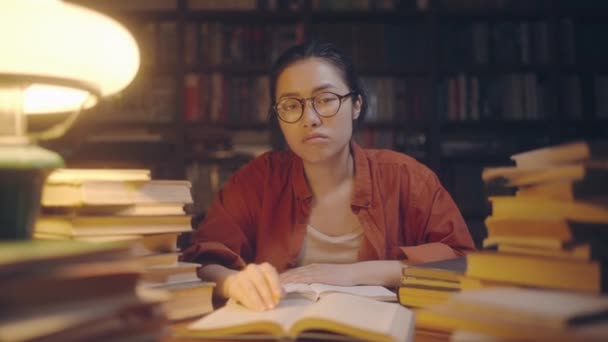 Retrato Mujer Triste Estudiante Asiática Que Estudia Tarde Biblioteca Freelancer — Vídeos de Stock
