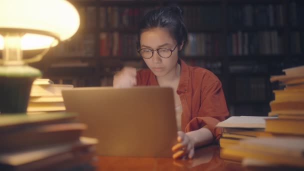 Asyalı Kadın Serbest Yazar Gece Geç Saatlere Kadar Şehir Kütüphanesinde — Stok video