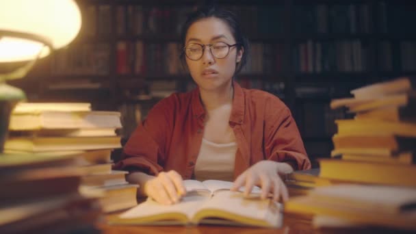 Utmattad Läkarstudent Somnar Medan Han Arbetar Med Projekt Biblioteket — Stockvideo