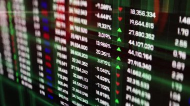 Endeksleri, genel rakamları ve istatistikleri güncelleyen borsa tablosu ekranda. Soyut mali geçmiş, ekonomik rapor, tahmin