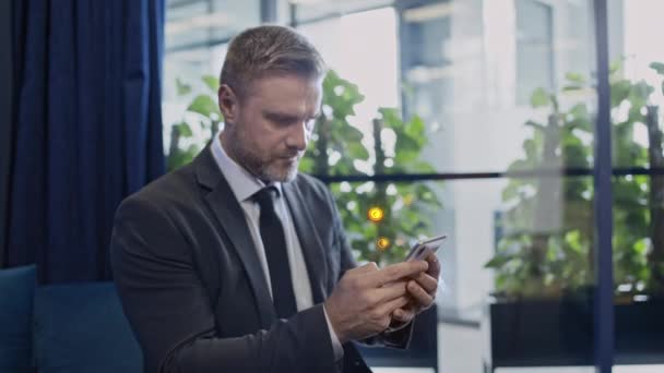Geschäftsmann Verdient Geld Mobile Banking Finanz App Geld Verdienen Konzept — Stockvideo