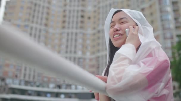 Mujer Asiática Sonriente Disfrutando Del Tiempo Lluvioso Ciudad Hablando Por — Vídeo de stock