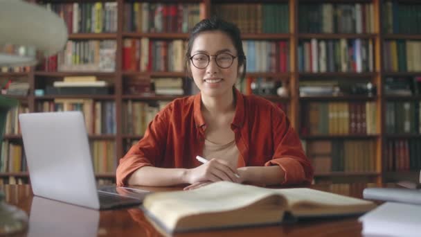 Retrato Sorrir Asiático Estudante Sexo Feminino Passar Tempo Biblioteca Estudando — Vídeo de Stock