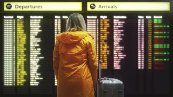Zaszokowana Kobieta Trzyma Głowę Gdy Loty Zostają Odwołane Pokładzie Lotniska — Wideo stockowe