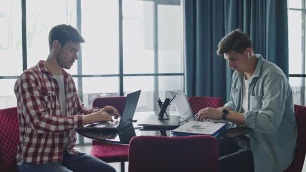 Két Programozó Dolgozik Laptopok Irodában Fejlődő Stratégia Startup — Stock videók
