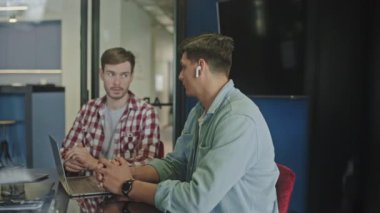 Girişim sahipleri el sıkışıyor, iş planlarını tartışıyorlar, beyin fırtınası yapıyorlar.