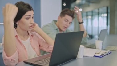 Şirket yöneticileri çözüm düşünüyor, birlikte dizüstü bilgisayarda çalışıyoruz, iş yapıyoruz.