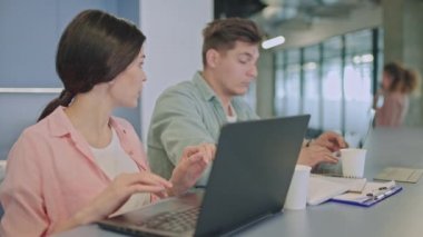 Şirket çalışanı, kadın meslektaşa ofiste yardım, takım çalışması, yardım