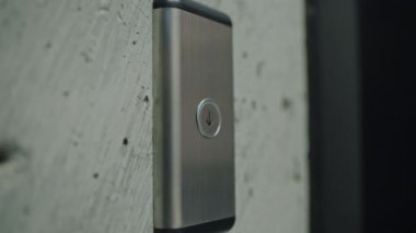 Kadın, asansör düğmesine basıyor. Ofisteki kadın, varış yeri.