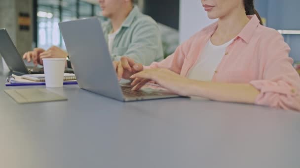 Compañeros Compañía Escribiendo Correos Electrónicos Computadoras Portátiles Programación Espacio Coworking — Vídeo de stock