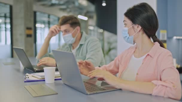 Werknemers Maskers Werken Samen Het Kantoor Pandemische Beschermende Maatregelen — Stockvideo