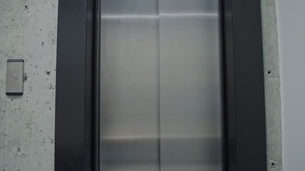 Nyitó Záró Lift Ajtó Irodaépületben Modern Belső Tér Várostervezés — Stock videók