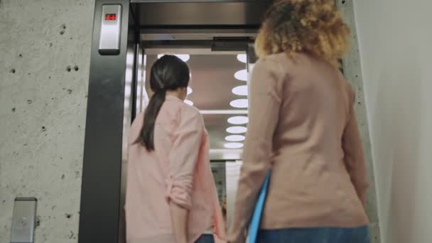 Asansöre Binen Genç Meslektaşlar Merkezindeki Ofis Çalışanları — Stok video