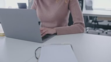 Koruyucu maskeli iş kadını e-posta yazıyor, salgın sırasında çalışıyor, covid-19