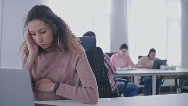 Giovane Donna Sensazione Gravidanza Malattia Lavoro Ufficio Assistenza Prenatale Salute — Video Stock