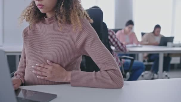 Verwachten Vrouwelijke Werknemer Aanraken Buik Werken Laptop Moederschap Betalen — Stockvideo