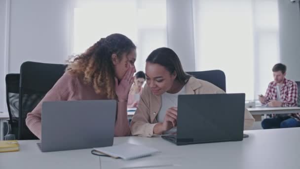 Female Colleagues Gossiping Office Friendly Atmosphere Workplace Team — Stock Video
