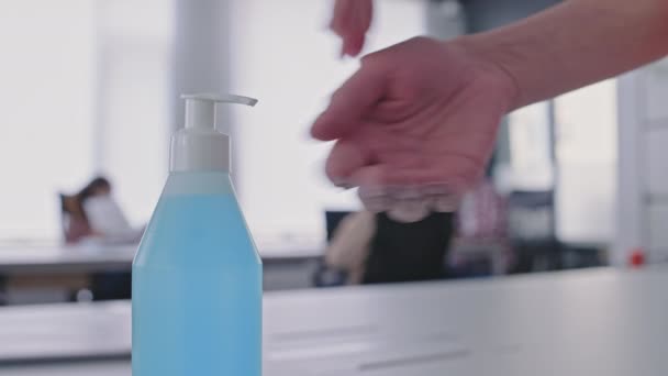 Weibchen Verwenden Bei Der Arbeit Händedesinfektionsmittel Covid Vorsichtsmaßnahmen Desinfektionsspray — Stockvideo