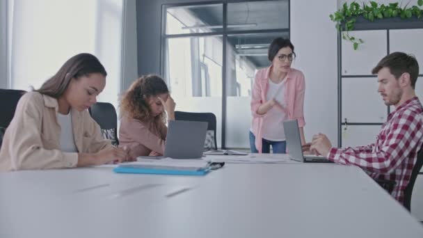 Irritada Chefe Sexo Feminino Gritando Com Funcionários Durante Reunião Negócios — Vídeo de Stock