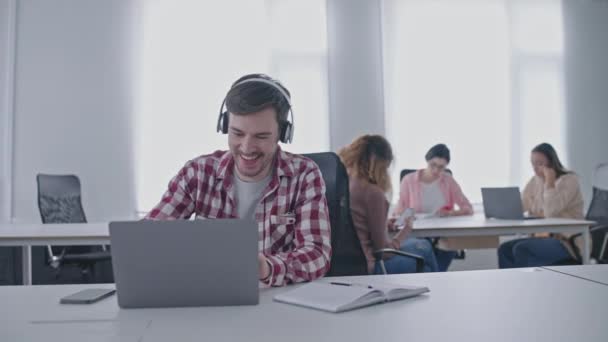 Trabajador Oficina Extremadamente Feliz Rodando Silla Disfrutando Música Juegos Línea — Vídeo de stock