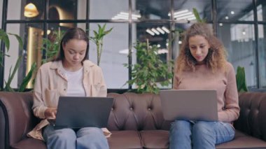 Kadın yazılım deneklerinin konuşması, ofiste dizüstü bilgisayarlar, modern teknoloji.