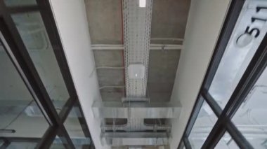 Ofis koridoru, modern mimari, iş yerinde basit tasarım.