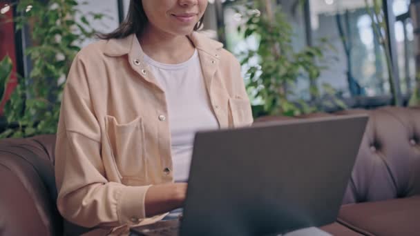 Glückliche Frau Studiert Online Tippt Laptop Arbeitet Freiberuflich Café — Stockvideo