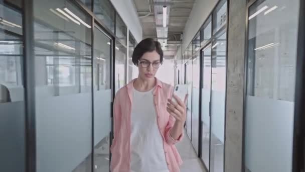 Kvinnlig Anställd Prata Med Affärspartner Nätet Med Hjälp Smartphone Ansökan — Stockvideo