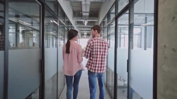 Marketing Specialisten Bespreken Verkoop Rapport Wandelen Kantoor Corridor Team — Stockvideo