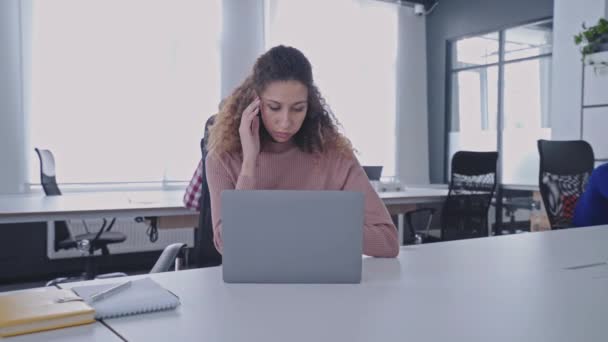 Pegawai Kantor Yang Hamil Merasa Sakit Kepala Saat Mengerjakan Laptop — Stok Video