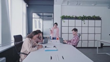 Ofisteki çalışanları azarlayan işveren, personel yönetimi, iş