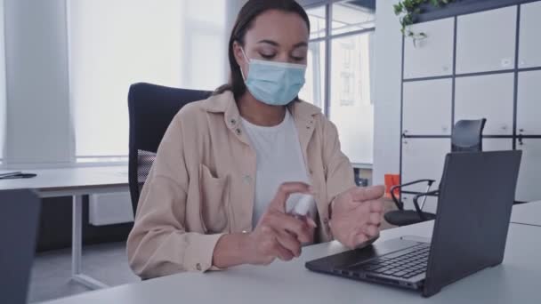 Periodista Joven Máscara Usando Desinfectante Manos Escribiendo Ordenador Portátil Oficina — Vídeo de stock