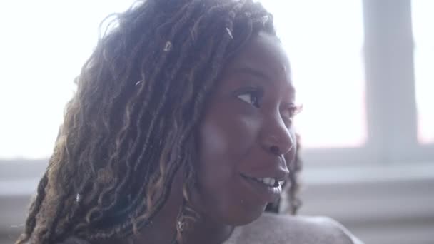 Афро Американская Пациентка Консультируется Добрым Мужчиной Терапевтом Докторский Осмотр — стоковое видео
