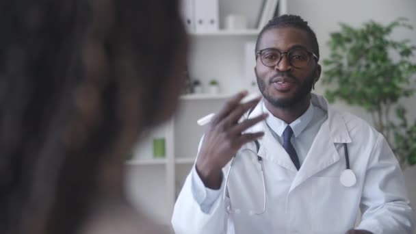 Médecin Afro Chevelu Écoutant Une Patiente Examen Hôpital Santé — Video