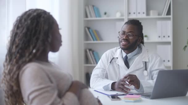 Svart Manlig Gynekolog Pratar Med Lycklig Gravid Kvinna Kliniken Sjukvård — Stockvideo