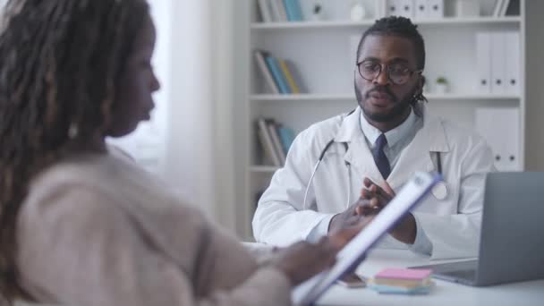 Bonne Femme Enceinte Remplissant Formulaire Médical Gynécologue Check Soins Santé — Video